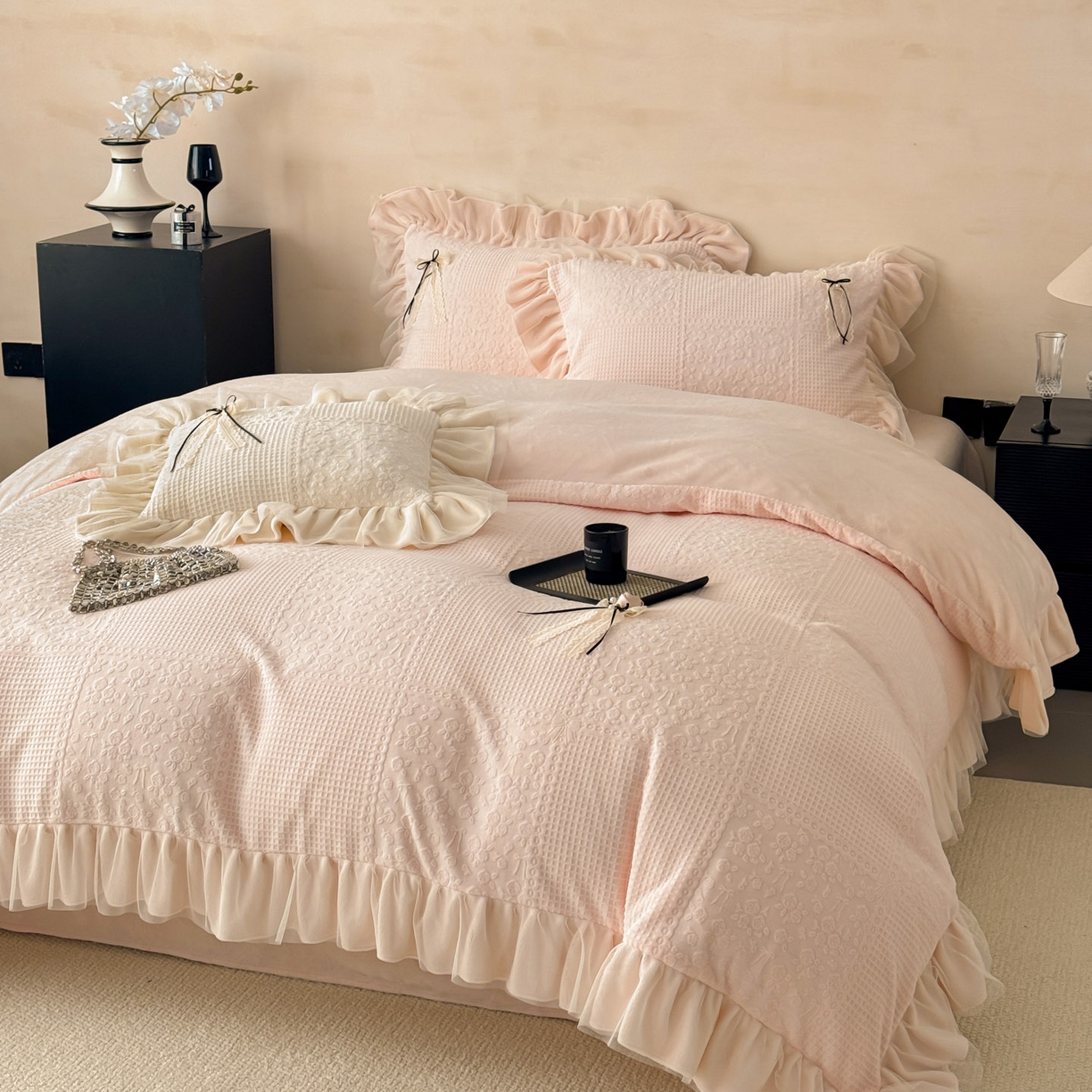 91家纺网 家纺一手货源 找家纺 （总）若未家居 LOVEWE HOUSE 2025新款230克全消光牛奶绒雕花法式双层纱边蝴蝶结工艺款四件套-泡泡玫瑰