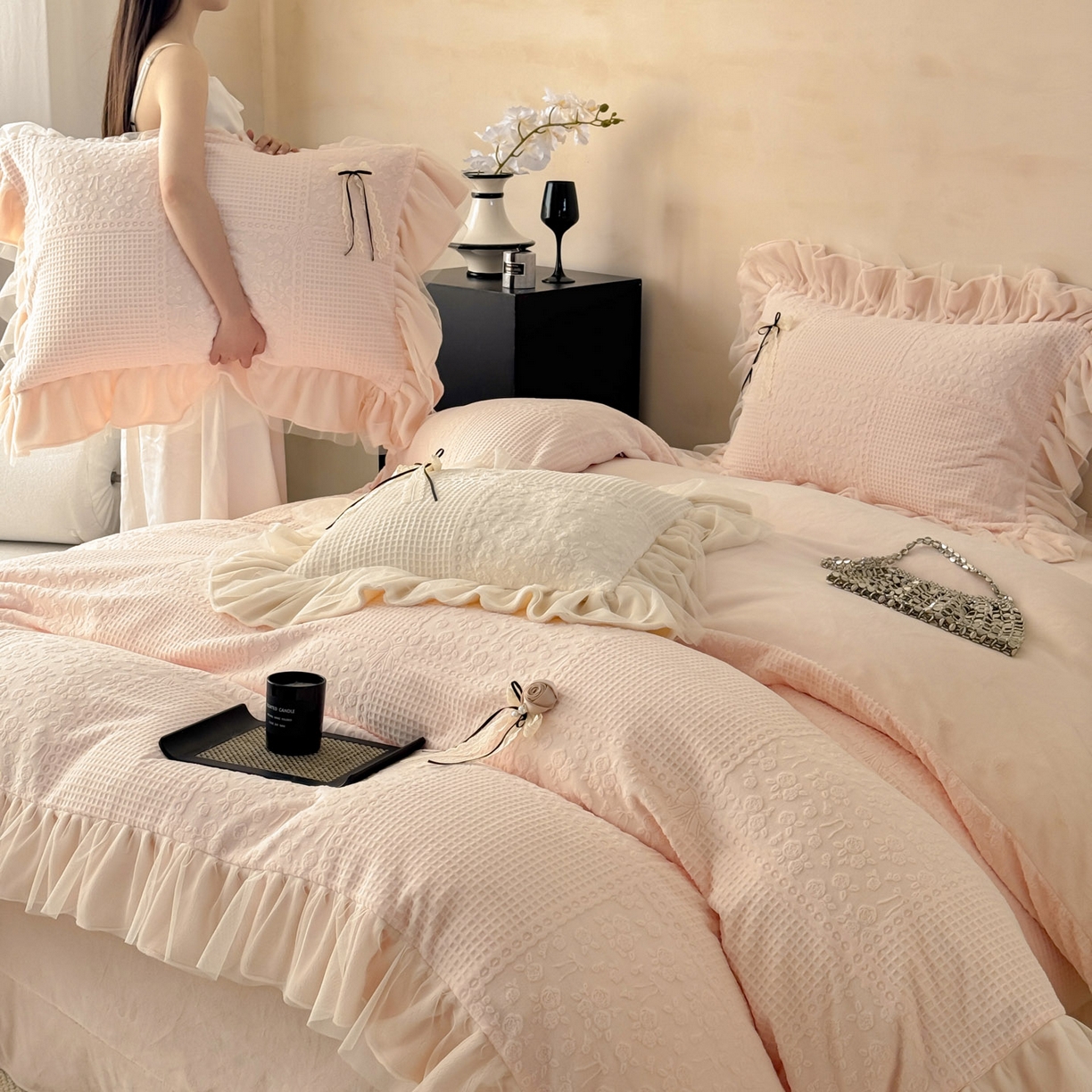 91家纺网 家纺一手货源 找家纺 （总）若未家居 LOVEWE HOUSE 2025新款230克全消光牛奶绒雕花法式双层纱边蝴蝶结工艺款四件套-泡泡玫瑰