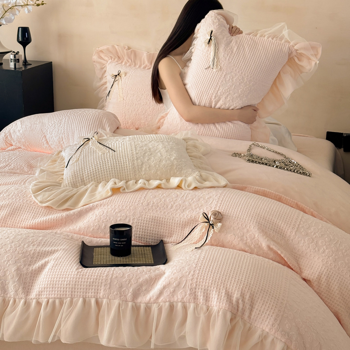 91家纺网 家纺一手货源 找家纺 （总）若未家居 LOVEWE HOUSE 2025新款230克全消光牛奶绒雕花法式双层纱边蝴蝶结工艺款四件套-泡泡玫瑰