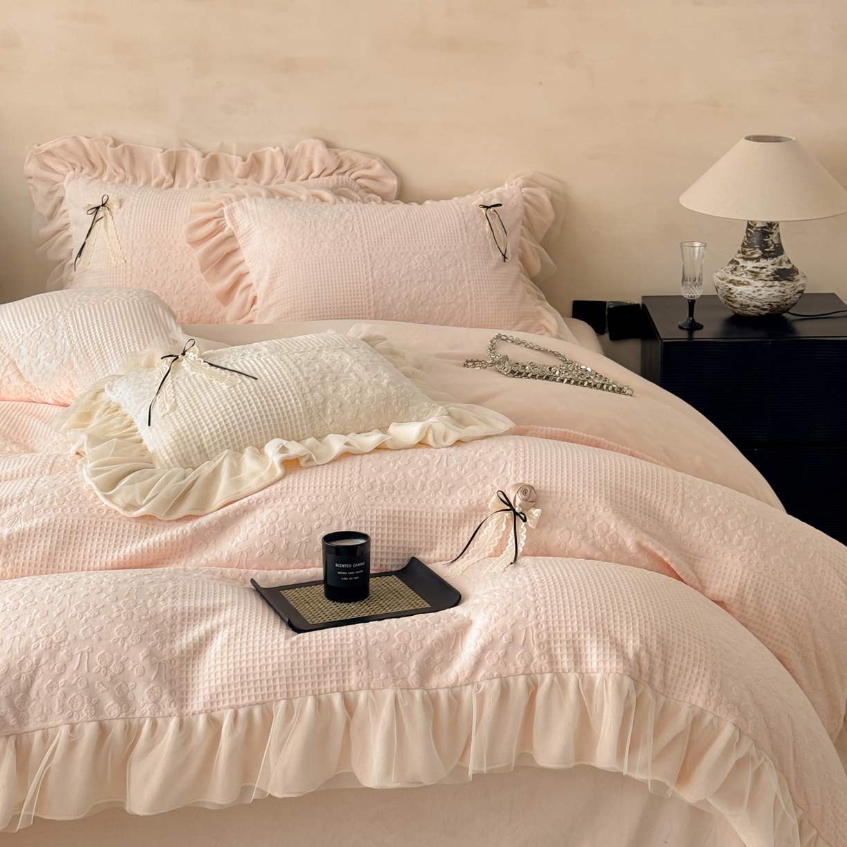 91家纺网 家纺一手货源 找家纺 若未家居 LOVEWE HOUSE 2025新款230克全消光牛奶绒雕花法式双层纱边蝴蝶结工艺款四件套-泡泡玫瑰 泡泡玫瑰-公主粉