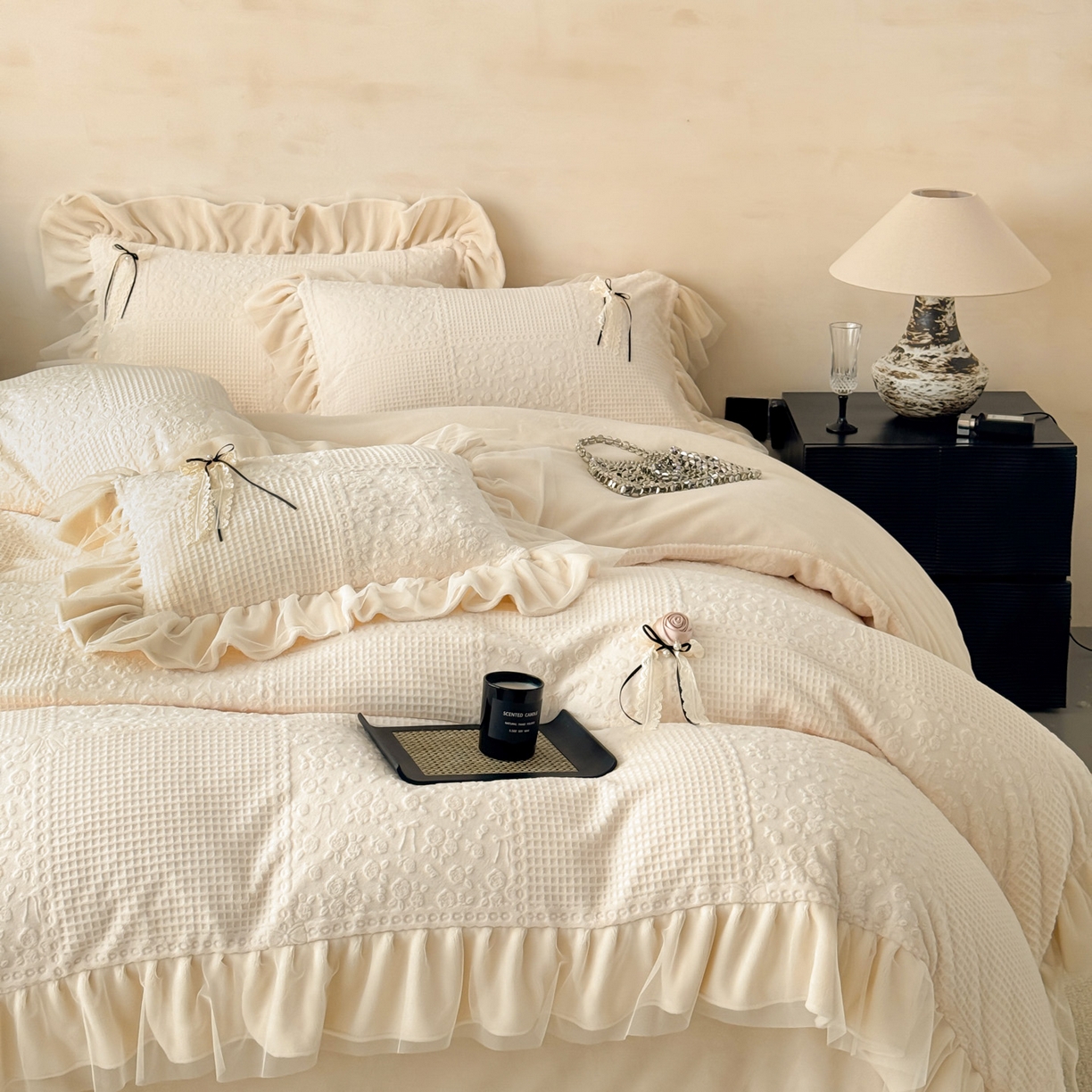 91家纺网 家纺一手货源 找家纺 若未家居 LOVEWE HOUSE 2025新款230克全消光牛奶绒雕花法式双层纱边蝴蝶结工艺款四件套-泡泡玫瑰 泡泡玫瑰-奶油白