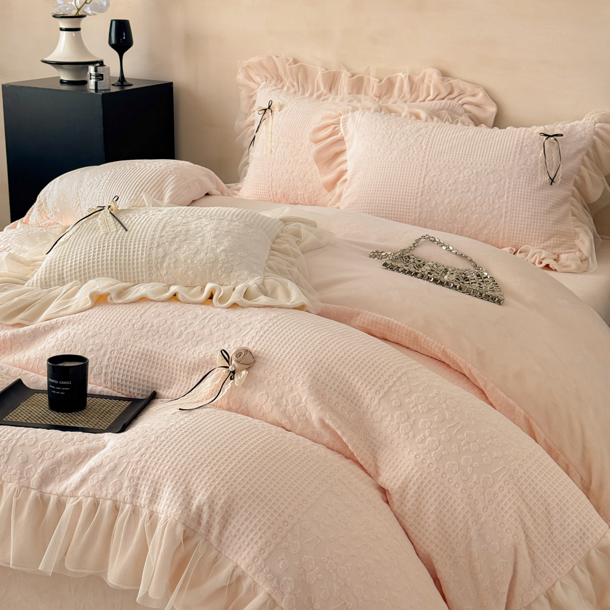 91家纺网 家纺一手货源 找家纺 若未家居 LOVEWE HOUSE 2025新款230克全消光牛奶绒雕花法式双层纱边蝴蝶结工艺款四件套-泡泡玫瑰 泡泡玫瑰-公主粉