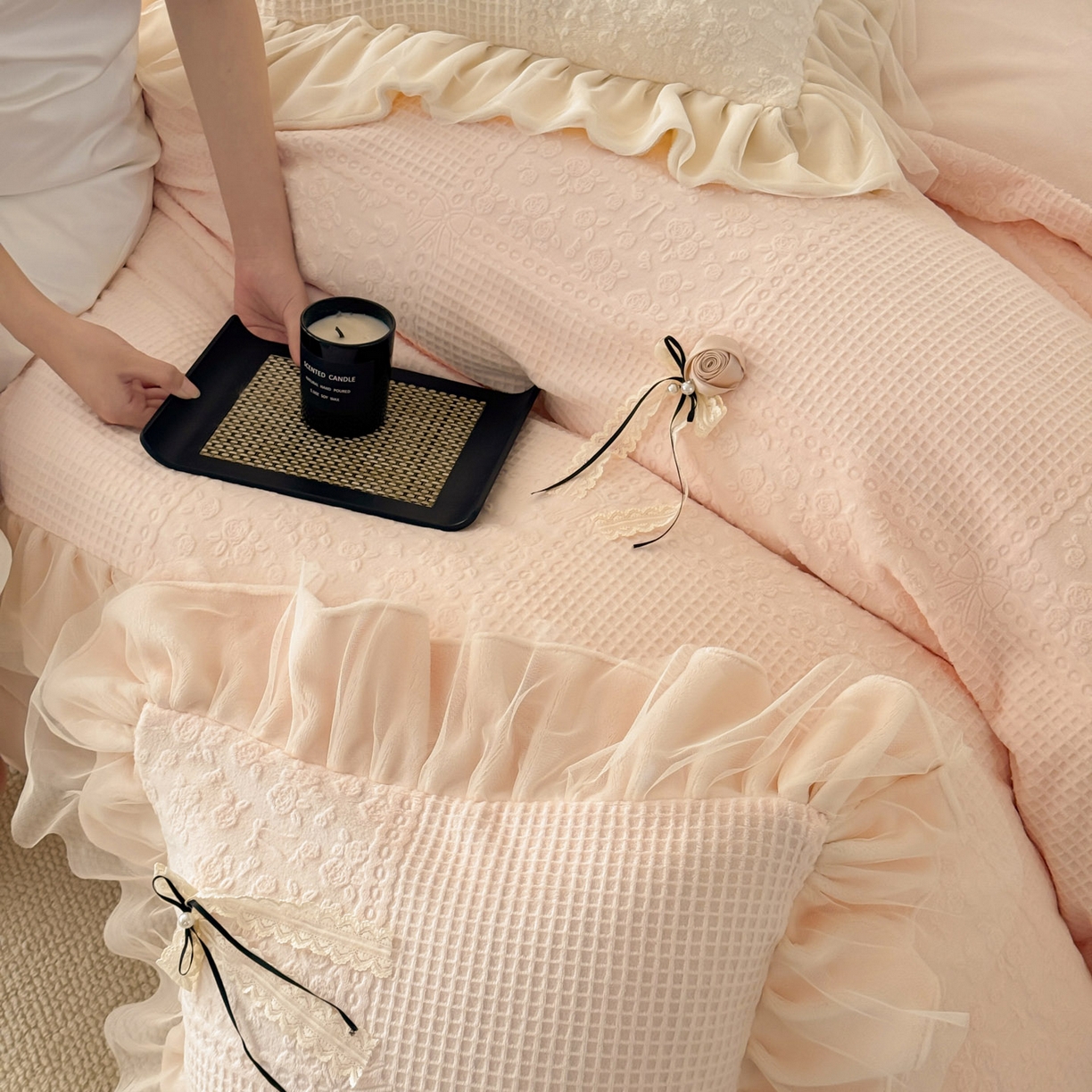 91家纺网 家纺一手货源 找家纺 若未家居 LOVEWE HOUSE 2025新款230克全消光牛奶绒雕花法式双层纱边蝴蝶结工艺款四件套-泡泡玫瑰 泡泡玫瑰-公主粉