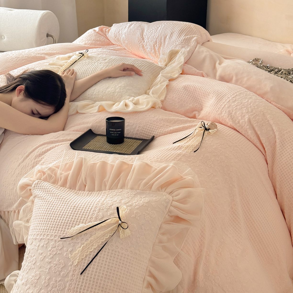 91家纺网 家纺一手货源 找家纺 若未家居 LOVEWE HOUSE 2025新款230克全消光牛奶绒雕花法式双层纱边蝴蝶结工艺款四件套-泡泡玫瑰 泡泡玫瑰-公主粉