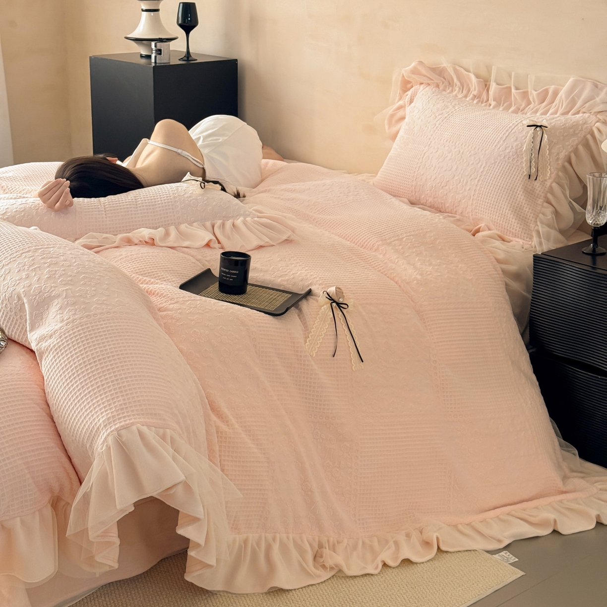 91家纺网 家纺一手货源 找家纺 若未家居 LOVEWE HOUSE 2025新款230克全消光牛奶绒雕花法式双层纱边蝴蝶结工艺款四件套-泡泡玫瑰 泡泡玫瑰-公主粉