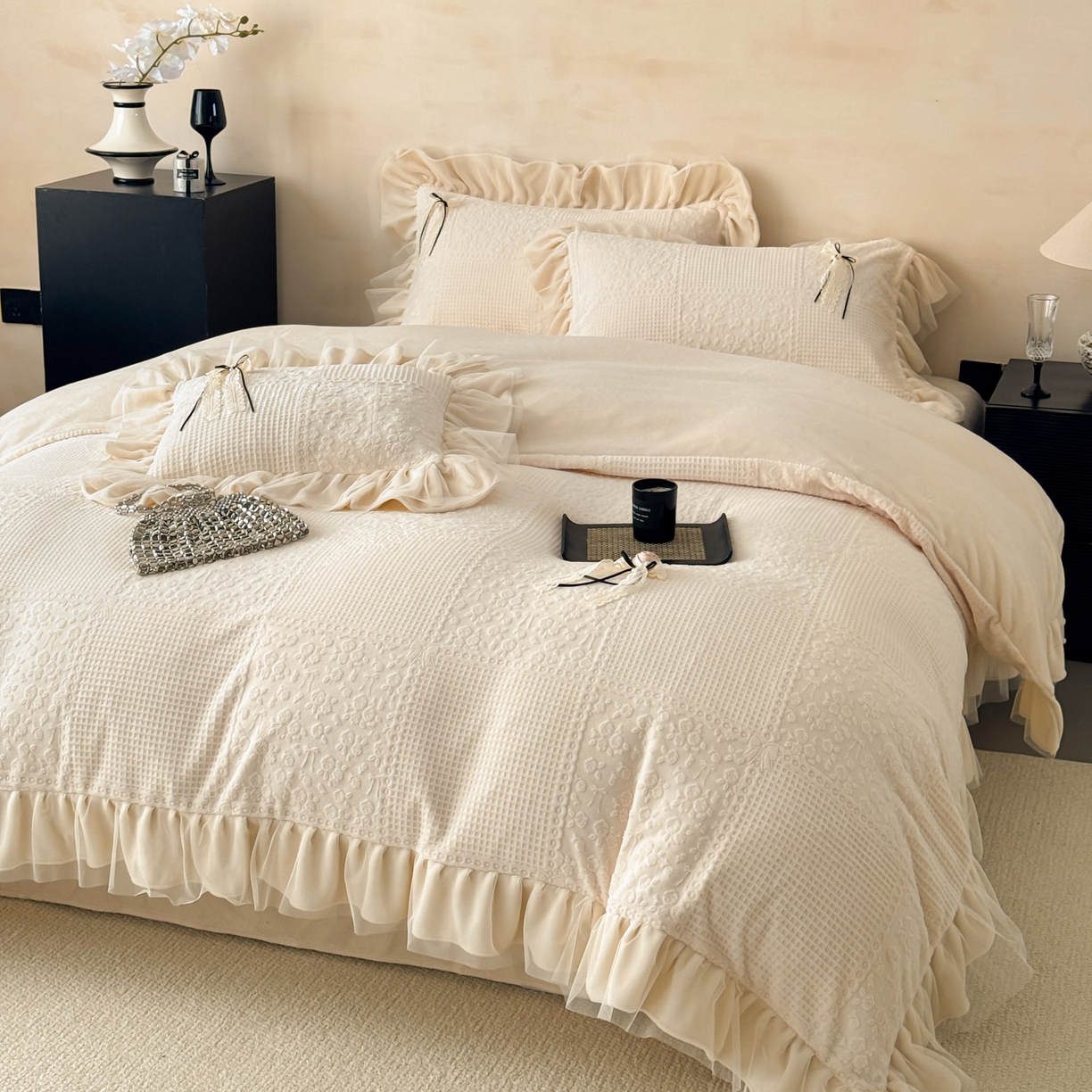 91家纺网 家纺一手货源 找家纺 若未家居 LOVEWE HOUSE 2025新款230克全消光牛奶绒雕花法式双层纱边蝴蝶结工艺款四件套-泡泡玫瑰 泡泡玫瑰-奶油白