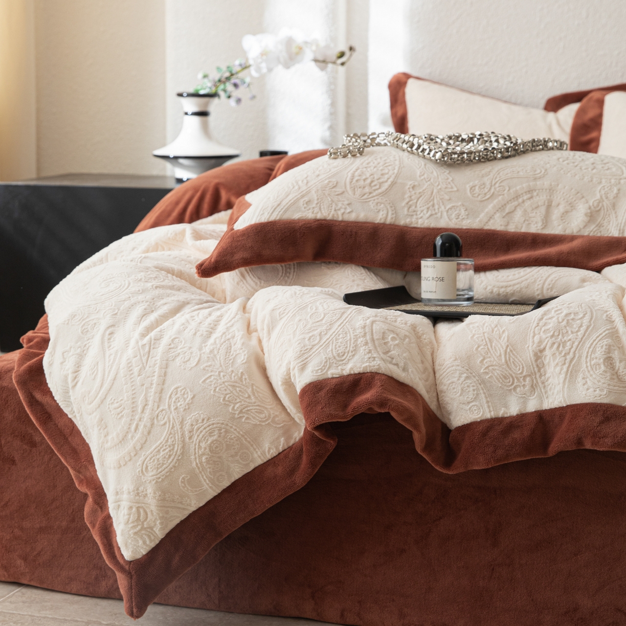 91家纺网 家纺一手货源 找家纺 （总）若未家居 LOVEWE HOUSE 2025新款240克全消光雕花撞色牛奶绒 四件套-佩斯利