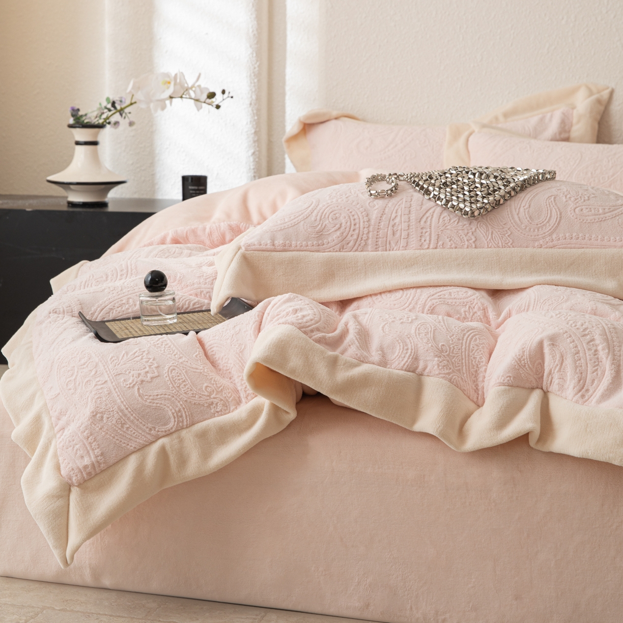 91家纺网 家纺一手货源 找家纺 若未家居 LOVEWE HOUSE 2025新款240克全消光雕花撞色牛奶绒 四件套-佩斯利 佩斯利 粉