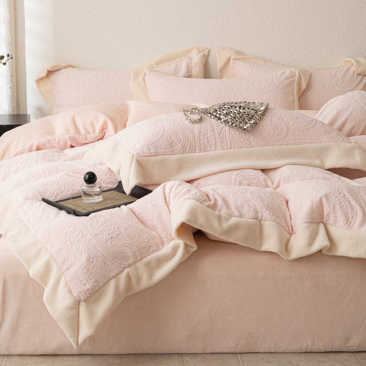 91家纺网 家纺一手货源 找家纺 若未家居 LOVEWE HOUSE 2025新款240克全消光雕花撞色牛奶绒 四件套-佩斯利 佩斯利 粉