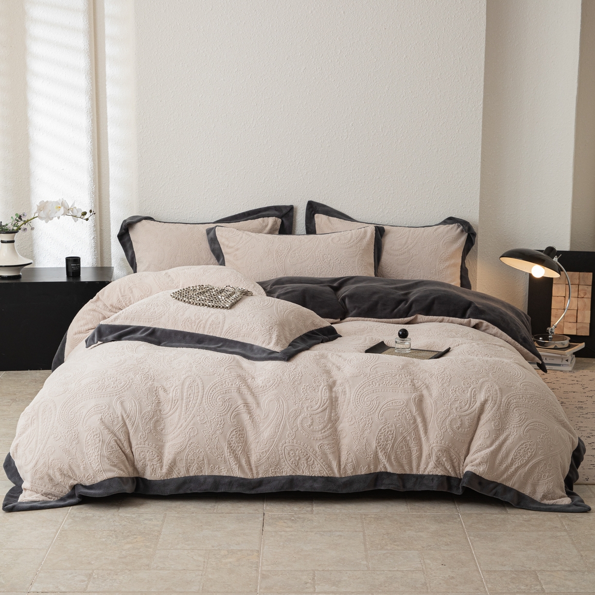 91家纺网 家纺一手货源 找家纺 若未家居 LOVEWE HOUSE 2025新款240克全消光雕花撞色牛奶绒 四件套-佩斯利 佩斯利 米灰色