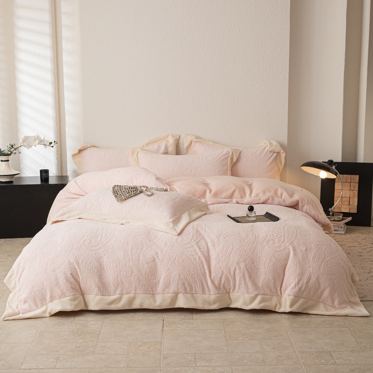 91家纺网 家纺一手货源 找家纺 若未家居 LOVEWE HOUSE 2025新款240克全消光雕花撞色牛奶绒 四件套-佩斯利 佩斯利 粉