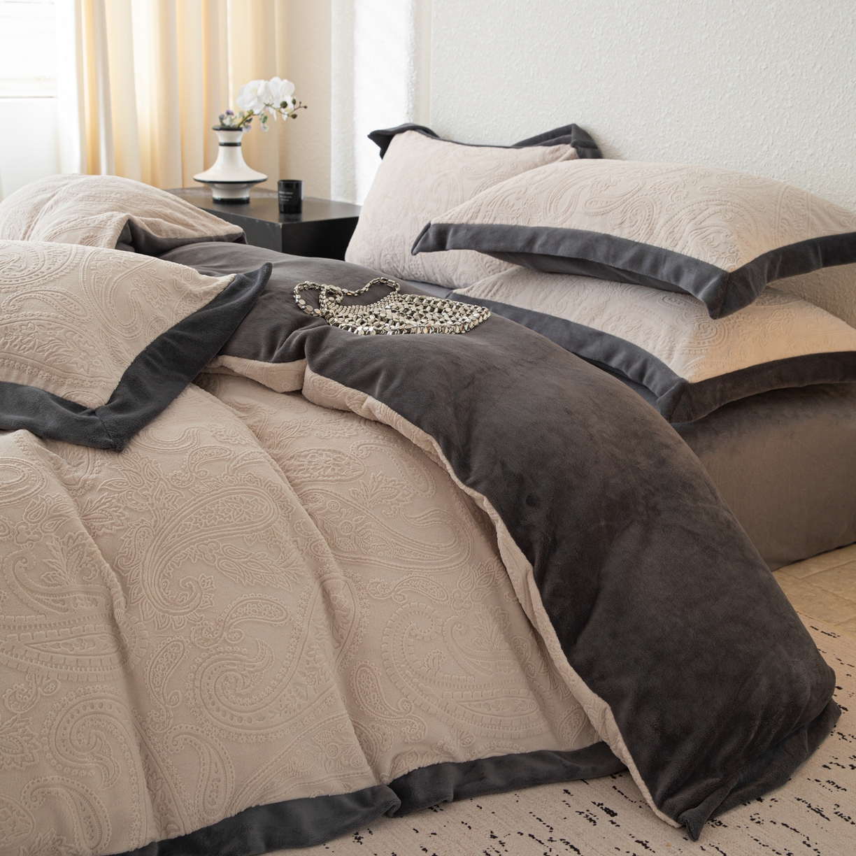 91家纺网 家纺一手货源 找家纺 若未家居 LOVEWE HOUSE 2025新款240克全消光雕花撞色牛奶绒 四件套-佩斯利 佩斯利 米灰色