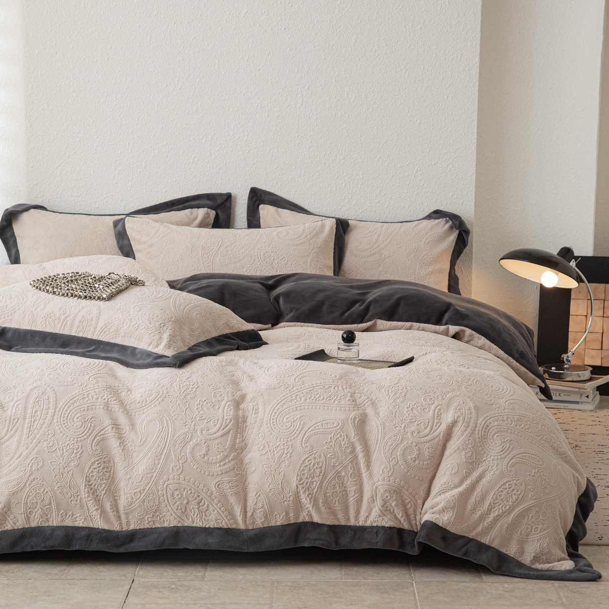 91家纺网 家纺一手货源 找家纺 若未家居 LOVEWE HOUSE 2025新款240克全消光雕花撞色牛奶绒 四件套-佩斯利 佩斯利 米灰色