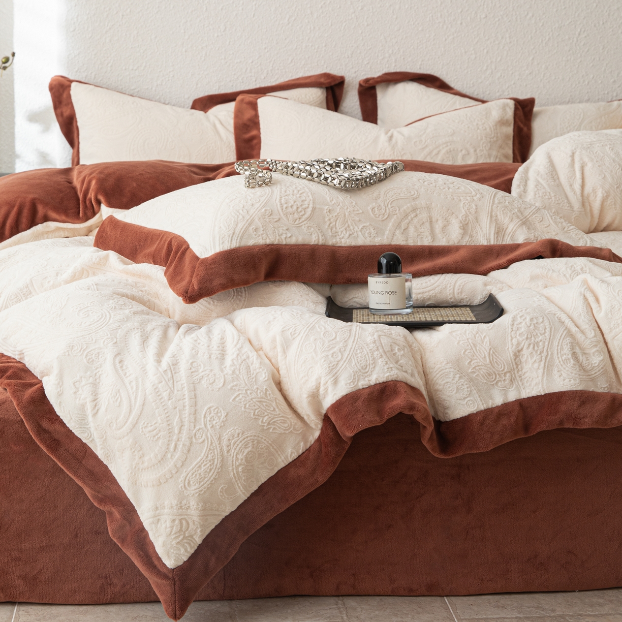 91家纺网 家纺一手货源 找家纺 若未家居 LOVEWE HOUSE 2025新款240克全消光雕花撞色牛奶绒 四件套-佩斯利 佩斯利 奶杏色