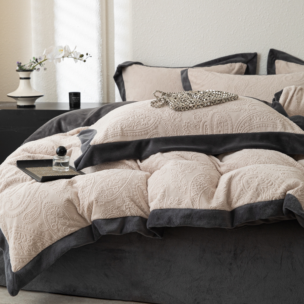 91家纺网 家纺一手货源 找家纺 若未家居 LOVEWE HOUSE 2025新款240克全消光雕花撞色牛奶绒 四件套-佩斯利 佩斯利 米灰色