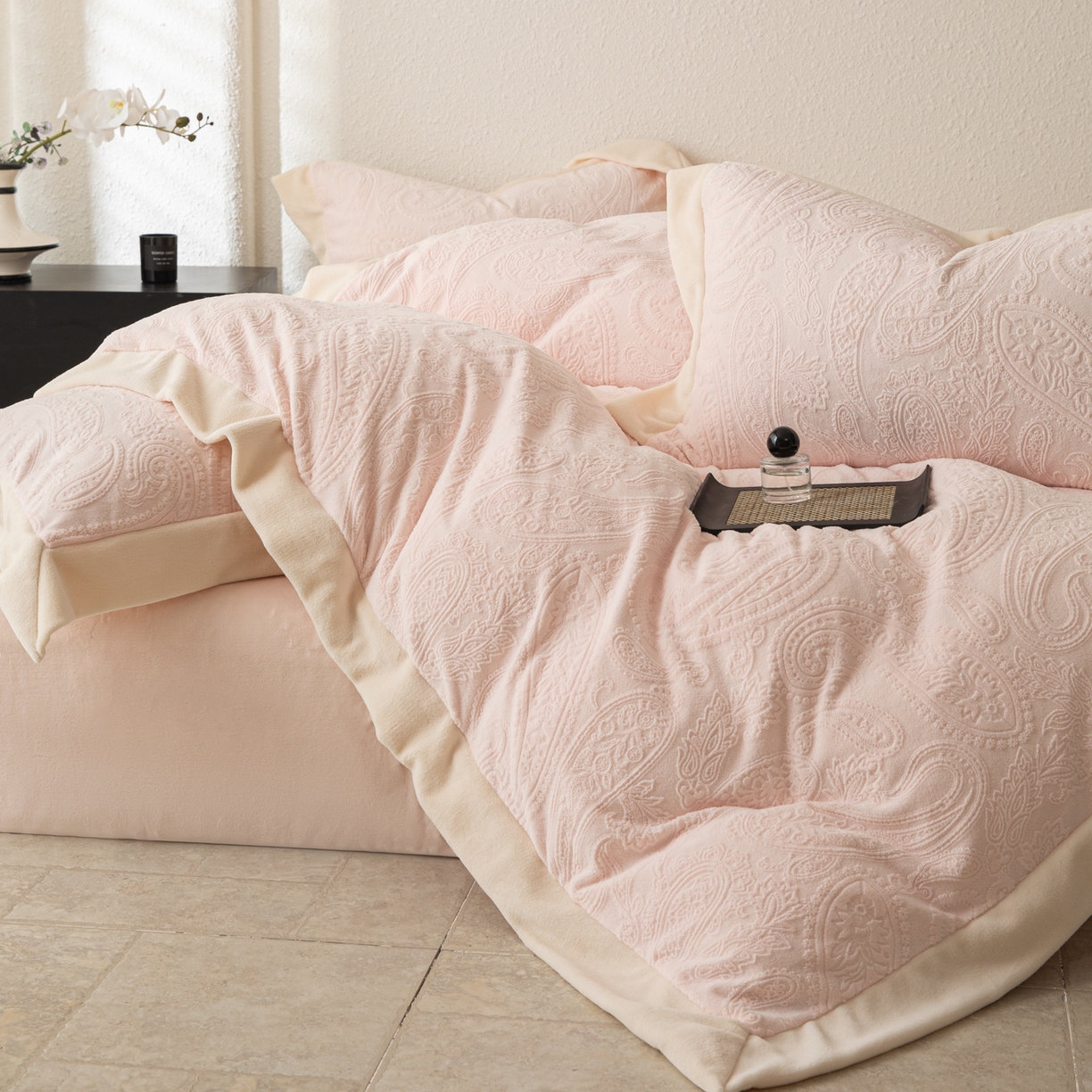 91家纺网 家纺一手货源 找家纺 若未家居 LOVEWE HOUSE 2025新款240克全消光雕花撞色牛奶绒 四件套-佩斯利 佩斯利 粉
