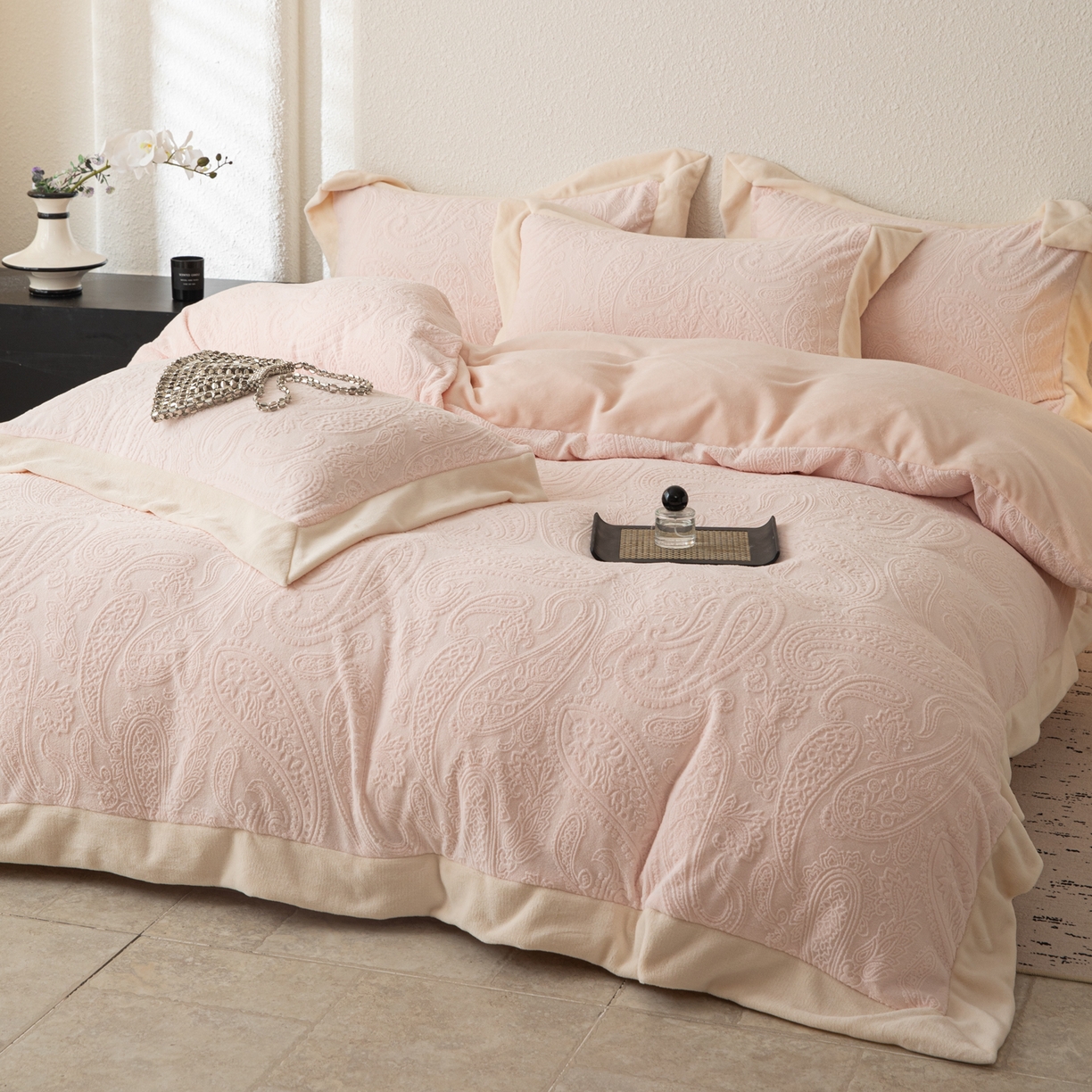 91家纺网 家纺一手货源 找家纺 若未家居 LOVEWE HOUSE 2025新款240克全消光雕花撞色牛奶绒 四件套-佩斯利 佩斯利 粉