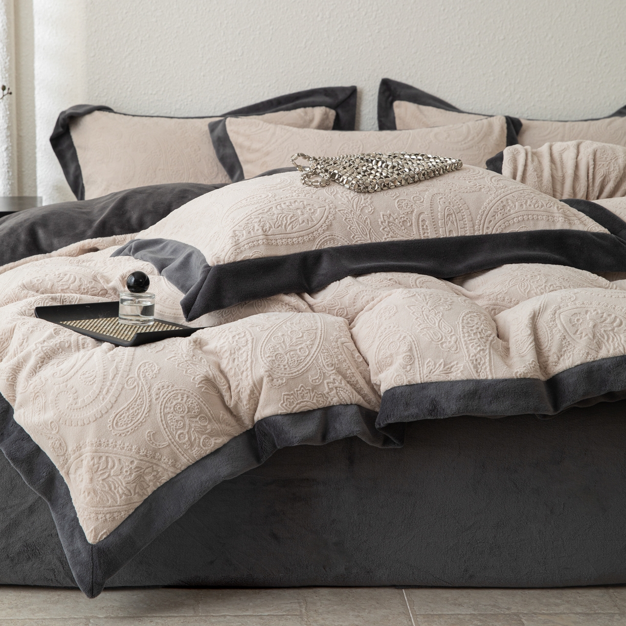 91家纺网 家纺一手货源 找家纺 若未家居 LOVEWE HOUSE 2025新款240克全消光雕花撞色牛奶绒 四件套-佩斯利 佩斯利 米灰色