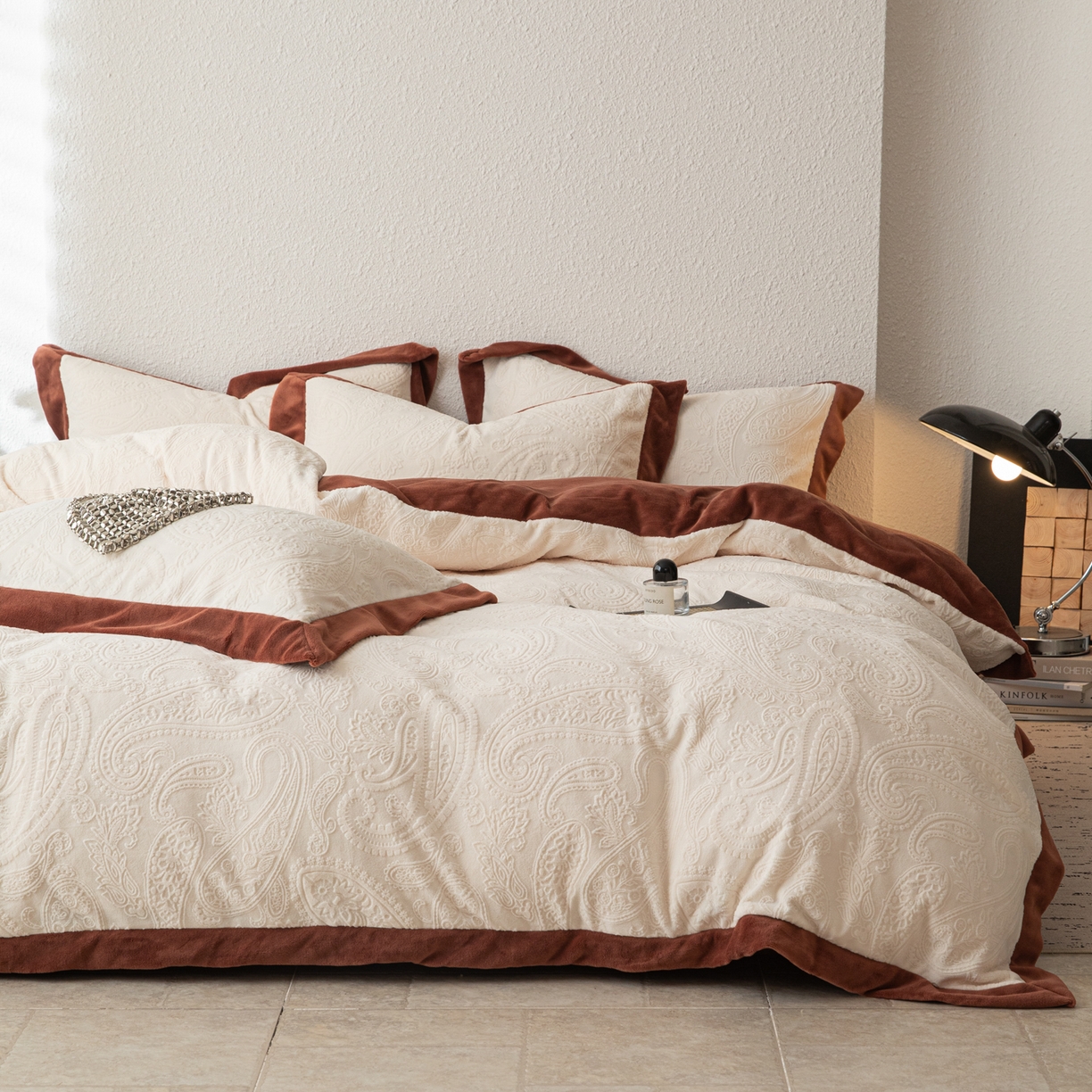 91家纺网 家纺一手货源 找家纺 若未家居 LOVEWE HOUSE 2025新款240克全消光雕花撞色牛奶绒 四件套-佩斯利 佩斯利 奶杏色