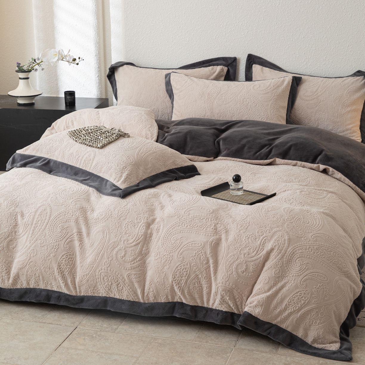 91家纺网 家纺一手货源 找家纺 若未家居 LOVEWE HOUSE 2025新款240克全消光雕花撞色牛奶绒 四件套-佩斯利 佩斯利 米灰色