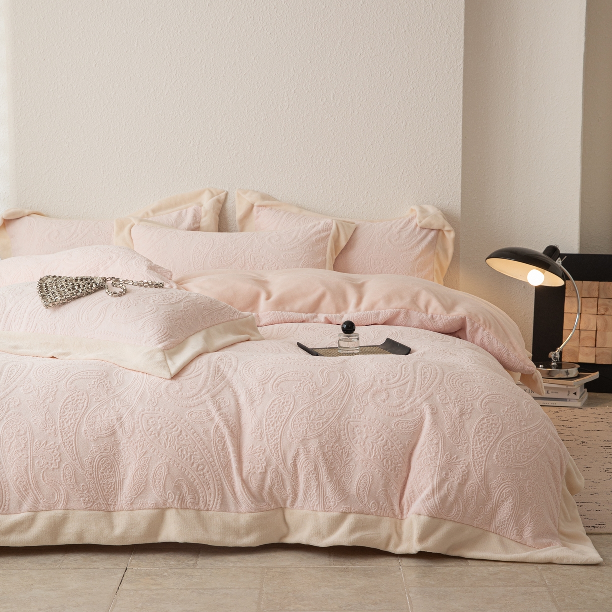 91家纺网 家纺一手货源 找家纺 若未家居 LOVEWE HOUSE 2025新款240克全消光雕花撞色牛奶绒 四件套-佩斯利 佩斯利 粉