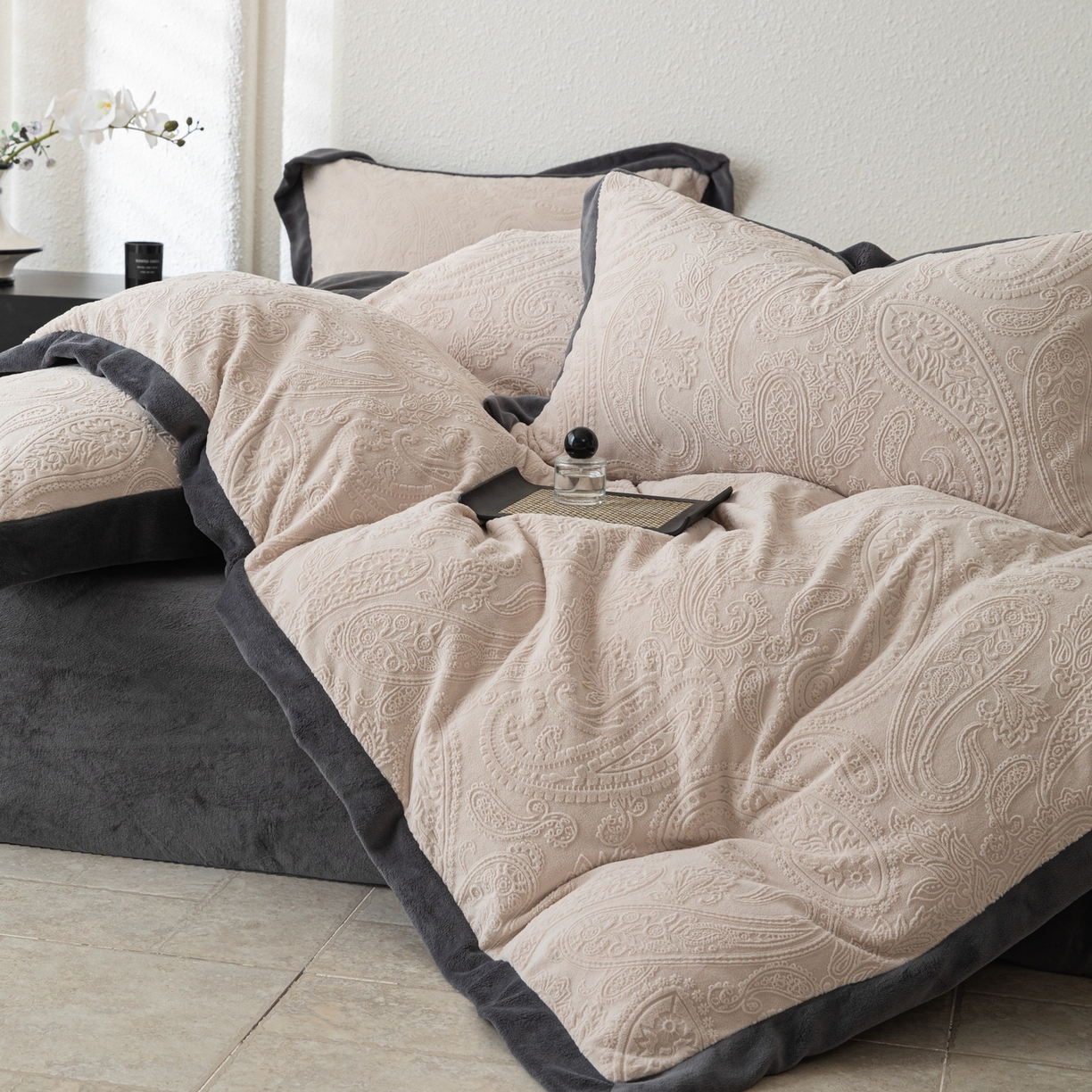 91家纺网 家纺一手货源 找家纺 若未家居 LOVEWE HOUSE 2025新款240克全消光雕花撞色牛奶绒 四件套-佩斯利 佩斯利 米灰色