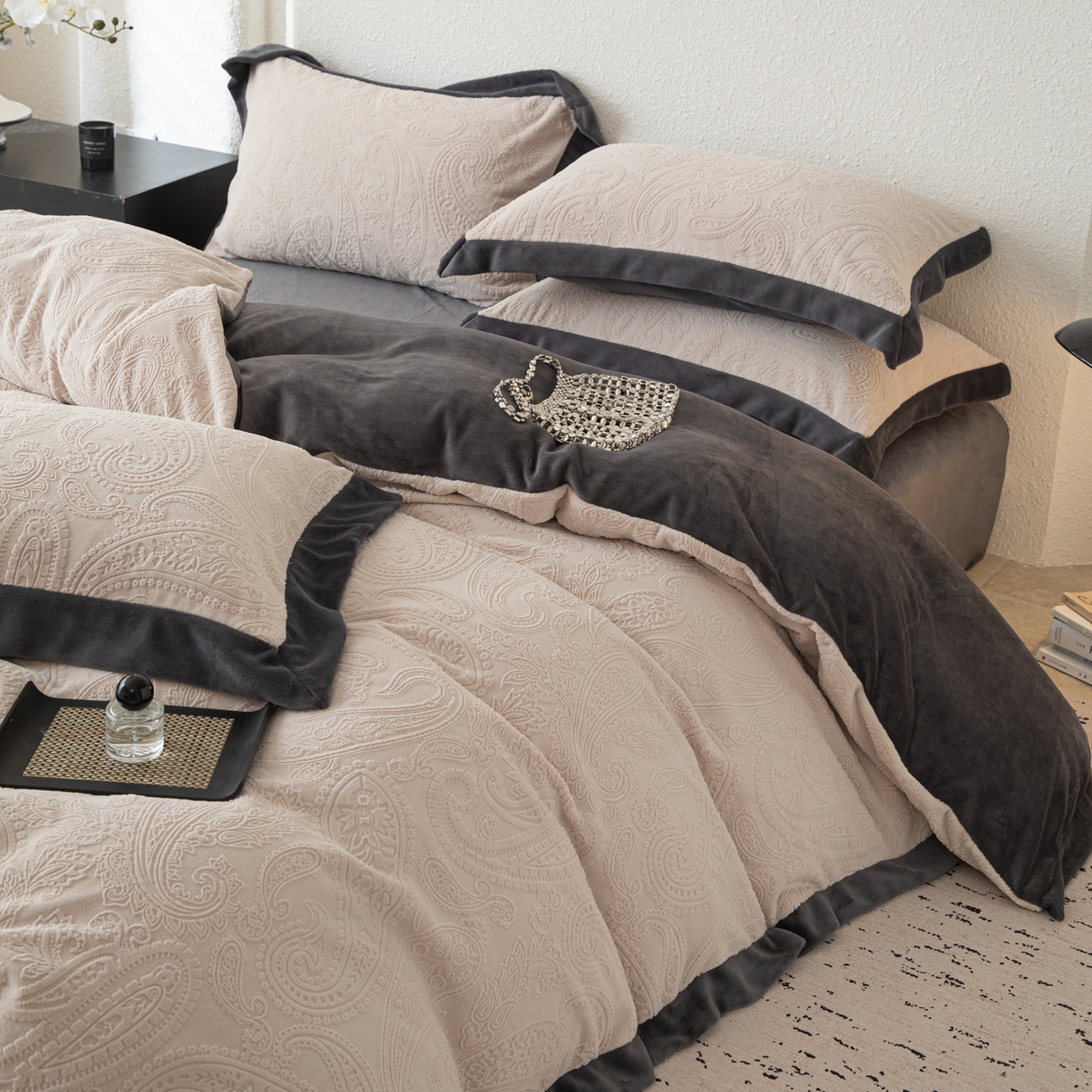 91家纺网 家纺一手货源 找家纺 若未家居 LOVEWE HOUSE 2025新款240克全消光雕花撞色牛奶绒 四件套-佩斯利 佩斯利 米灰色