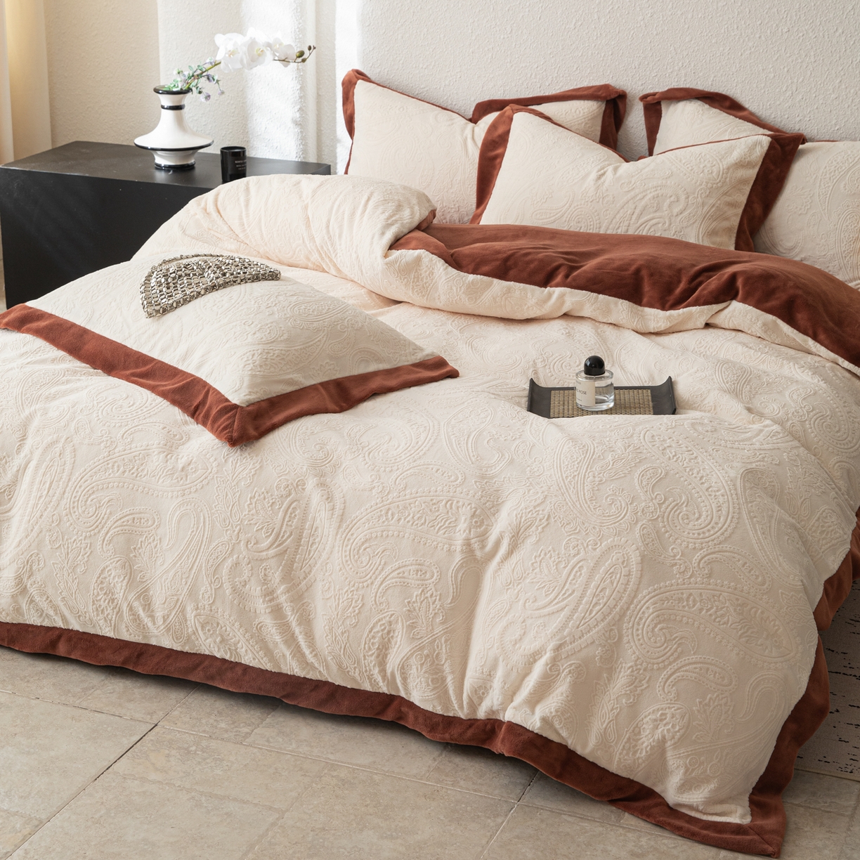 91家纺网 家纺一手货源 找家纺 若未家居 LOVEWE HOUSE 2025新款240克全消光雕花撞色牛奶绒 四件套-佩斯利 佩斯利 奶杏色