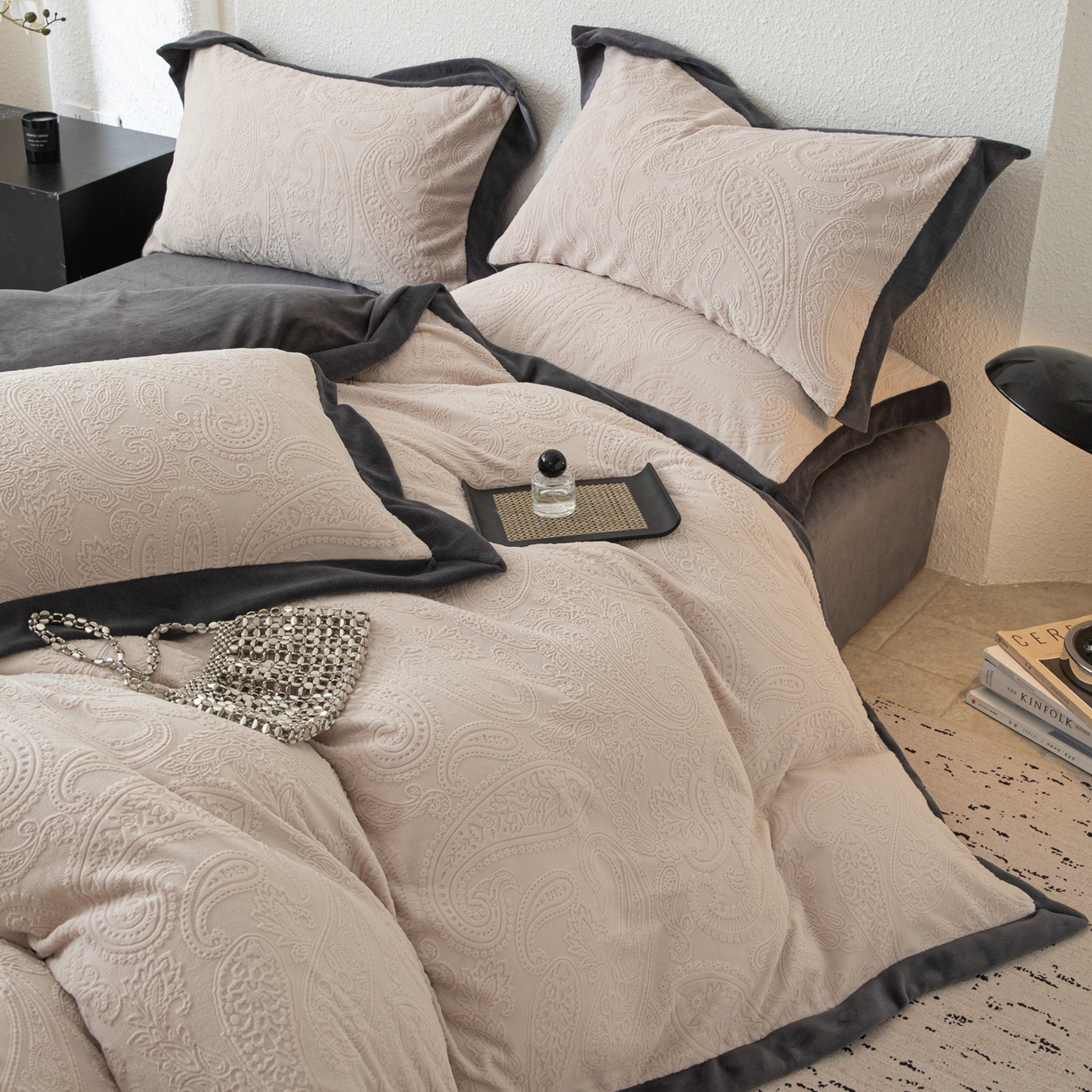 91家纺网 家纺一手货源 找家纺 若未家居 LOVEWE HOUSE 2025新款240克全消光雕花撞色牛奶绒 四件套-佩斯利 佩斯利 米灰色