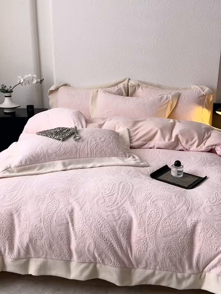 91家纺网 家纺一手货源 找家纺 若未家居 LOVEWE HOUSE 2025新款240克全消光雕花撞色牛奶绒 四件套-佩斯利 佩斯利 粉