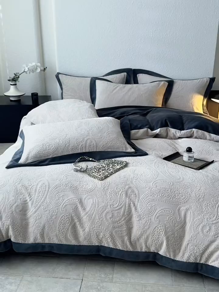 91家纺网 家纺一手货源 找家纺 若未家居 LOVEWE HOUSE 2025新款240克全消光雕花撞色牛奶绒 四件套-佩斯利 佩斯利 米灰色