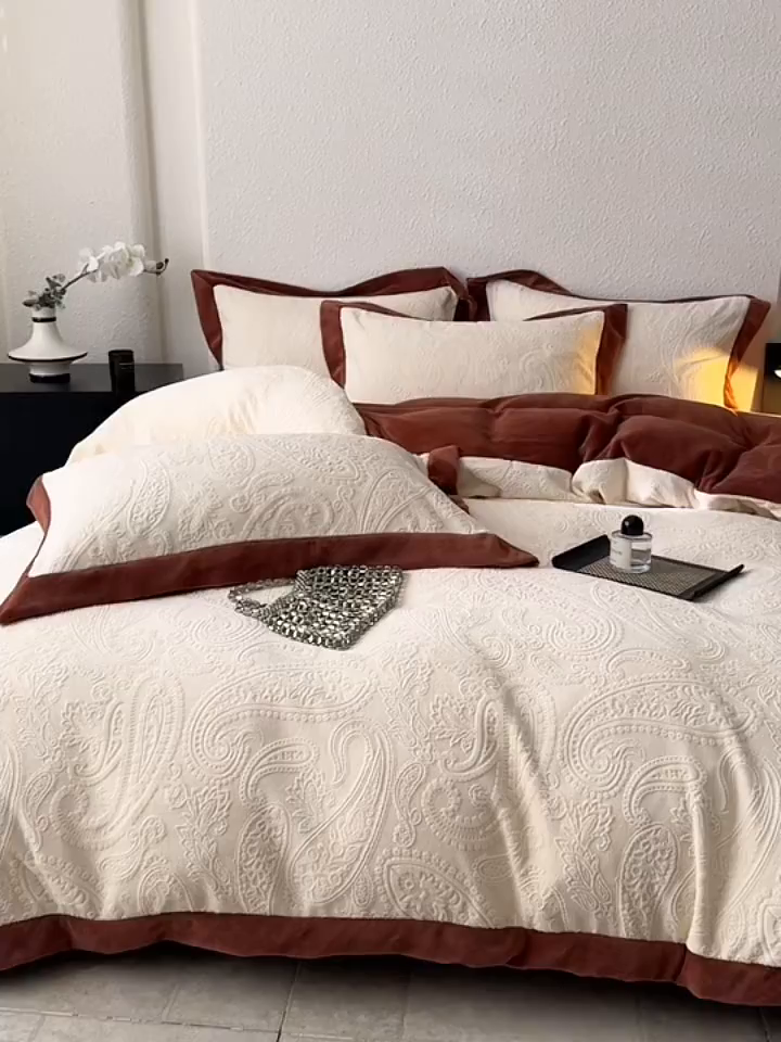 91家纺网 家纺一手货源 找家纺 （总）若未家居 LOVEWE HOUSE 2025新款240克全消光雕花撞色牛奶绒 四件套-佩斯利