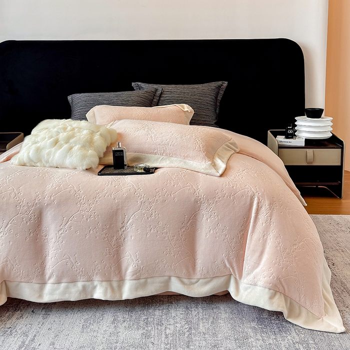 91家纺网 家纺一手货源 找家纺 （总）若未家居 LOVEWE HOUSE 2025新款250克高克重全消光雕花牛奶绒拼角工艺款四件套-桃林春晓