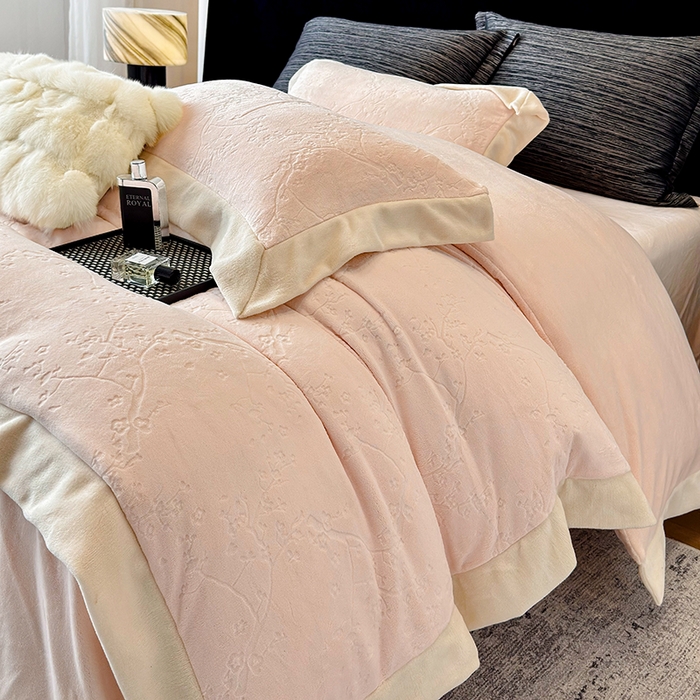 91家纺网 家纺一手货源 找家纺 （总）若未家居 LOVEWE HOUSE 2025新款250克高克重全消光雕花牛奶绒拼角工艺款四件套-桃林春晓