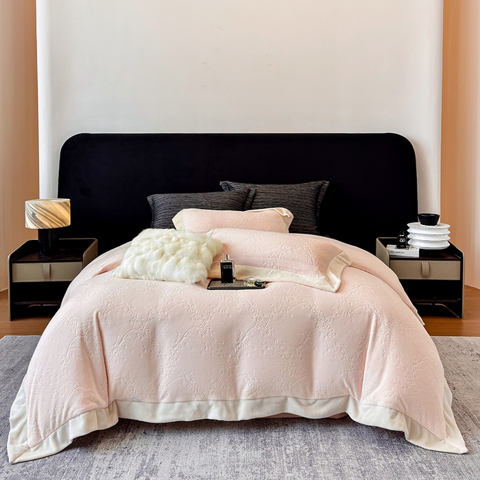 91家纺网 家纺一手货源 找家纺 若未家居 LOVEWE HOUSE 2025新款250克高克重全消光雕花牛奶绒拼角工艺款四件套-桃林春晓 桃林春晓-粉