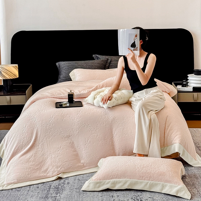 91家纺网 家纺一手货源 找家纺 若未家居 LOVEWE HOUSE 2025新款250克高克重全消光雕花牛奶绒拼角工艺款四件套-桃林春晓 桃林春晓-粉