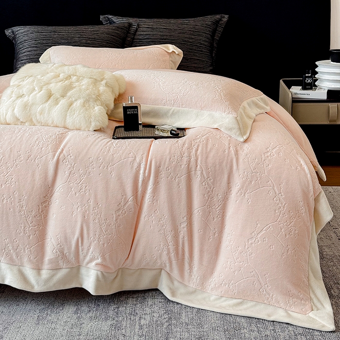 91家纺网 家纺一手货源 找家纺 若未家居 LOVEWE HOUSE 2025新款250克高克重全消光雕花牛奶绒拼角工艺款四件套-桃林春晓 桃林春晓-粉