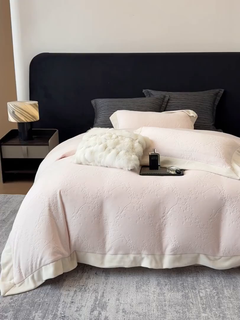 91家纺网 家纺一手货源 找家纺 若未家居 LOVEWE HOUSE 2025新款250克高克重全消光雕花牛奶绒拼角工艺款四件套-桃林春晓 桃林春晓-粉