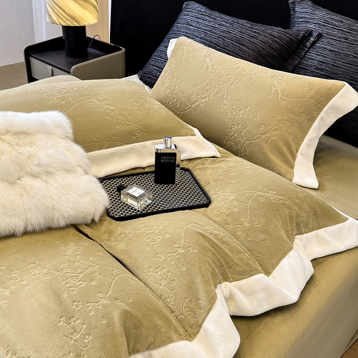 91家纺网 家纺一手货源 找家纺 若未家居 LOVEWE HOUSE 2025新款250克高克重全消光雕花牛奶绒拼角工艺款四件套-桃林春晓 桃林春晓-咸菜绿