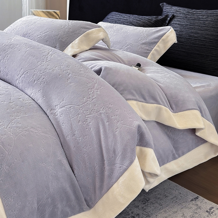 91家纺网 家纺一手货源 找家纺 若未家居 LOVEWE HOUSE 2025新款250克高克重全消光雕花牛奶绒拼角工艺款四件套-桃林春晓 桃林春晓-紫