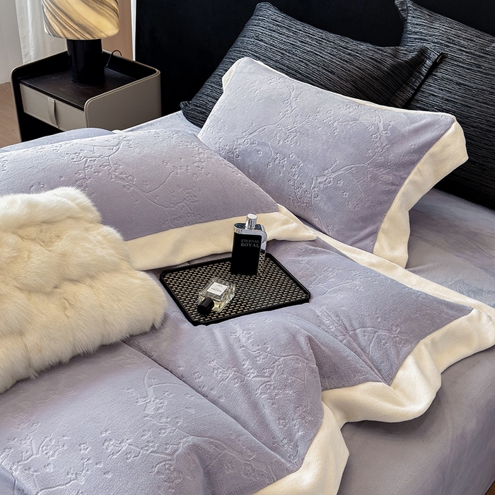 91家纺网 家纺一手货源 找家纺 若未家居 LOVEWE HOUSE 2025新款250克高克重全消光雕花牛奶绒拼角工艺款四件套-桃林春晓 桃林春晓-紫