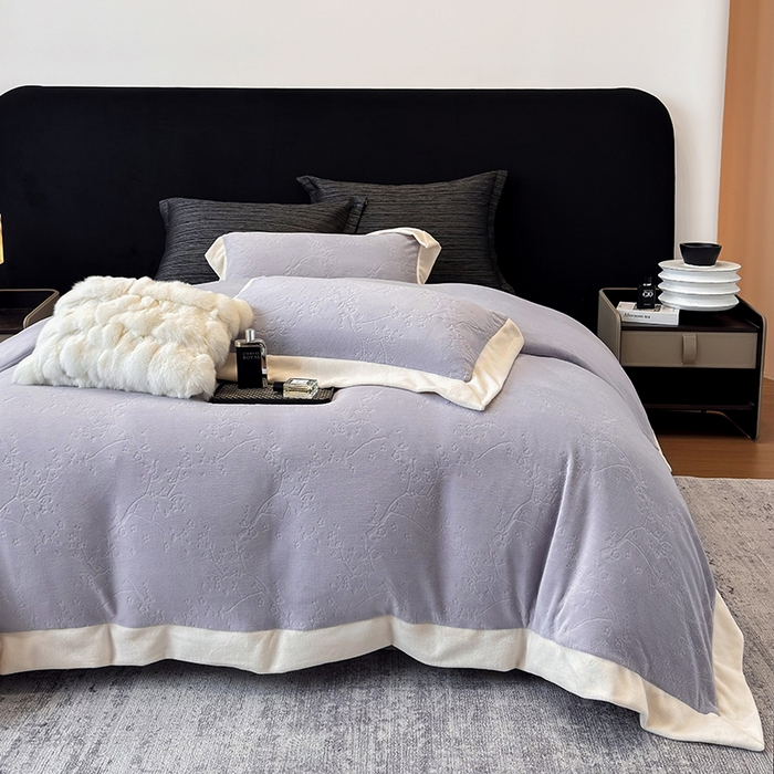 91家纺网 家纺一手货源 找家纺 若未家居 LOVEWE HOUSE 2025新款250克高克重全消光雕花牛奶绒拼角工艺款四件套-桃林春晓 桃林春晓-紫