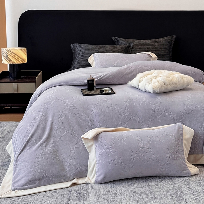 91家纺网 家纺一手货源 找家纺 若未家居 LOVEWE HOUSE 2025新款250克高克重全消光雕花牛奶绒拼角工艺款四件套-桃林春晓 桃林春晓-紫