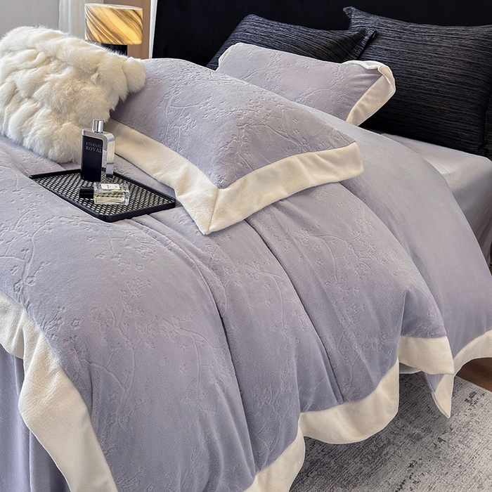 91家纺网 家纺一手货源 找家纺 若未家居 LOVEWE HOUSE 2025新款250克高克重全消光雕花牛奶绒拼角工艺款四件套-桃林春晓 桃林春晓-紫