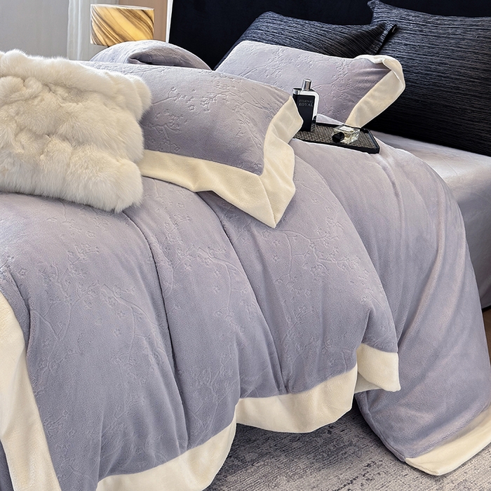 91家纺网 家纺一手货源 找家纺 若未家居 LOVEWE HOUSE 2025新款250克高克重全消光雕花牛奶绒拼角工艺款四件套-桃林春晓 桃林春晓-紫