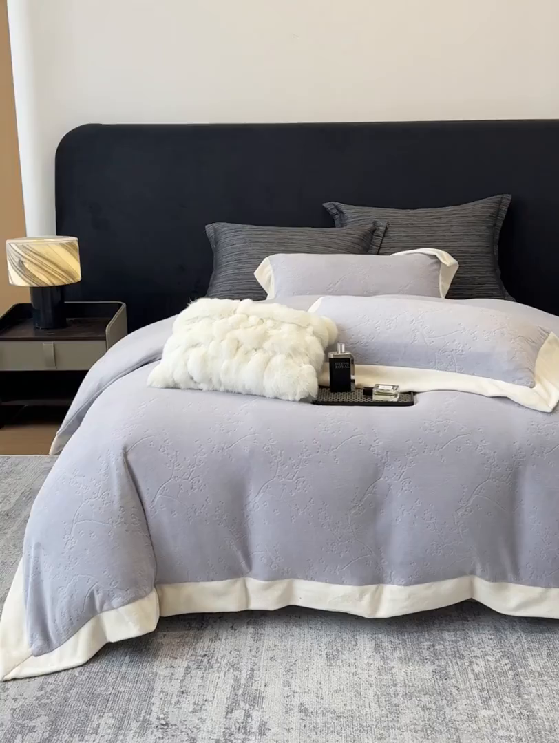 91家纺网 家纺一手货源 找家纺 若未家居 LOVEWE HOUSE 2025新款250克高克重全消光雕花牛奶绒拼角工艺款四件套-桃林春晓 桃林春晓-紫