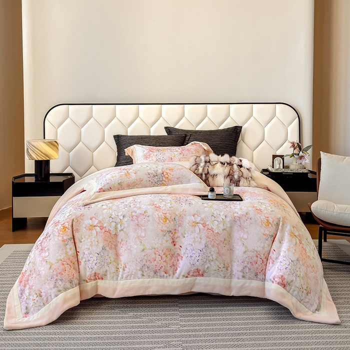 91家纺网 家纺一手货源 找家纺 若未家居 LOVEWE HOUSE 2025新款250克全消光数码印花牛奶绒双拼角四件套 簪花-粉