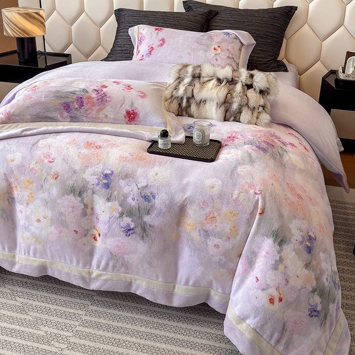 91家纺网 家纺一手货源 找家纺 若未家居 LOVEWE HOUSE 2025新款250克全消光数码印花牛奶绒双拼角四件套 朝花夕拾-紫