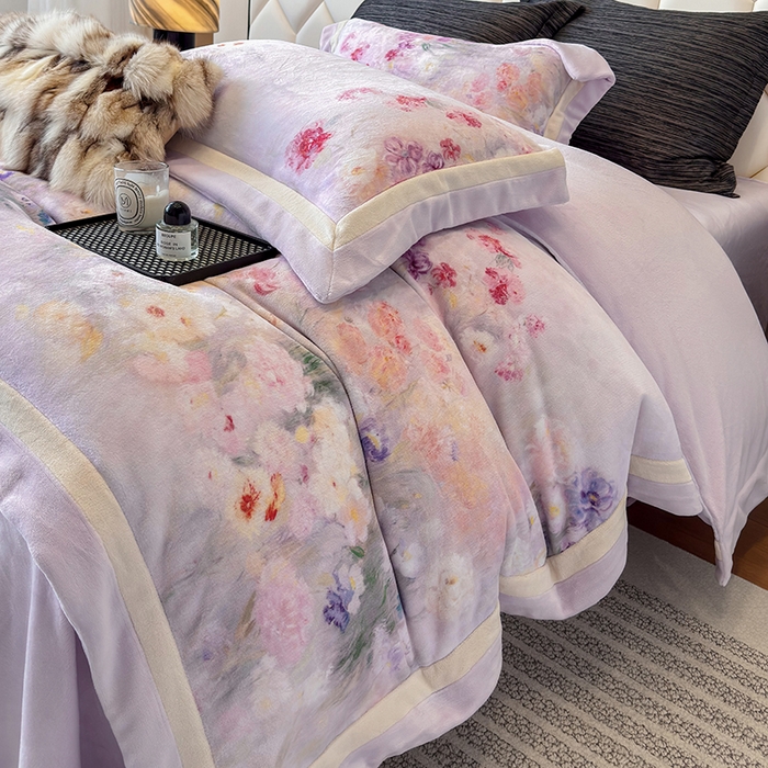 91家纺网 家纺一手货源 找家纺 若未家居 LOVEWE HOUSE 2025新款250克全消光数码印花牛奶绒双拼角四件套 朝花夕拾-紫