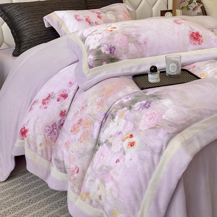 91家纺网 家纺一手货源 找家纺 若未家居 LOVEWE HOUSE 2025新款250克全消光数码印花牛奶绒双拼角四件套 朝花夕拾-紫